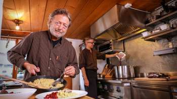 Martin Real kookt de Liechtensteinse specialiteit "Rebel" met zijn zoon Michael