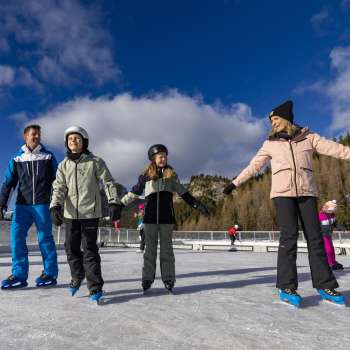 Familie tijdens het schaatsen in Malbun