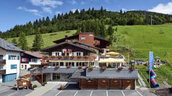 Buitenaanzicht van restaurant Turna met zomerterras