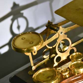 Close-up van een historische, vergulde brievenweger in het Postmuseum in Vaduz - een gedetailleerde tentoonstelling uit de postgeschiedenis van Liechtenstein.