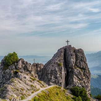 Twee bergtopkruisen op de rotsen van de Drie zussen met uitzicht over het Rijndal langs Route 66 in Liechtenstein