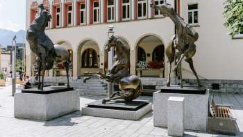 Bronzen sculptuur Tre Cavalli van Nag Arnoldi voor het regeringsgebouw in Vaduz.