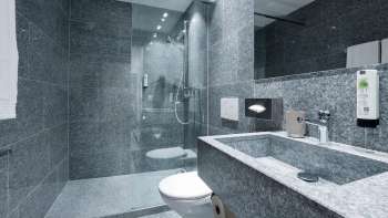 Badkamer in het Vaduzerhof door b_smart