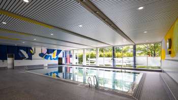 Foto van het interieur van het Resch overdekt zwembad