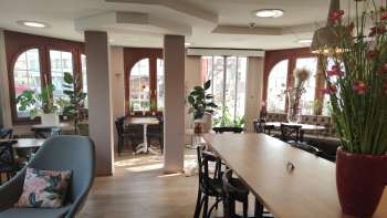 Uitzicht op het liefdevol ingerichte café bij Georg Brot & Kaffee