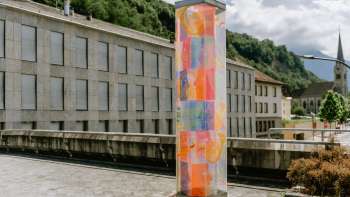 Kleurrijke herdenkingssteen in Vaduz met felle ornamenten, ontworpen door kunstenaar Evelyne Bermann.
