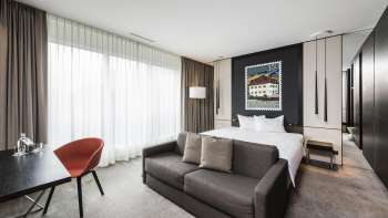 Stijlvol ingerichte tweepersoonskamer in het b_smart hotel in Bendern
