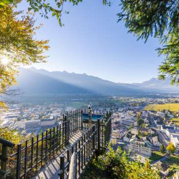 Uitzicht vanaf het terras over de zonnige Rijnvallei en de stad Vaduz.