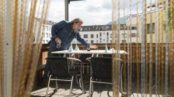 Gezellig terras in het Made in Italy restaurant met privacyscherm en uitzicht op de stad.