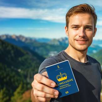 Man toont de "ALL INCLUSIVE Belevenispas" met bergpanorama op de achtergrond