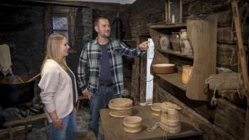 Bezoekers bekijken historische gebruiksvoorwerpen in het Walsermuseum