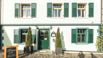 Buitenaanzicht van het restaurant met groot terras