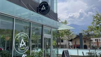 Buitenaanzicht van de American Bagel & Coffee Co. met uitzicht op het terras 