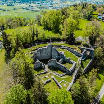 Luchtfoto van de burchtruïnes van Schellenberg, omgeven door dichte bossen en weiden.
