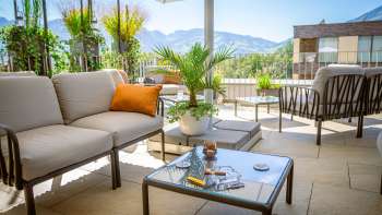 Terras met cocktails en uitzicht op de Liechtensteinse Alpen