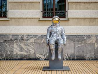 Zilveren astronautensculptuur met goudkleurig vizier op de beeldententoonstelling Bad Ragartz in Vaduz