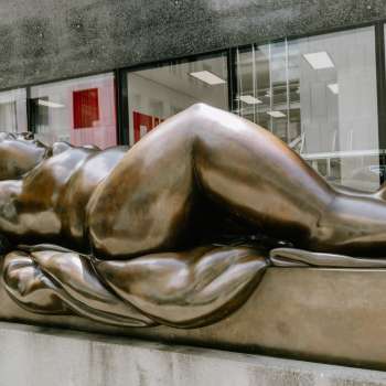 Bronzen beeld van een liggende vrouw voor het Kunstmuseum Liechtenstein in Vaduz.