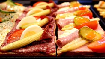 Boterhammen met worst, kaas, ei en groenten in de Balu patisserievitrine