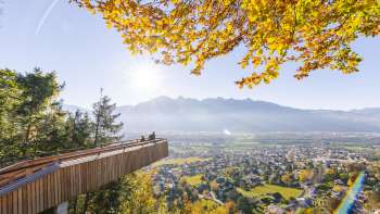 Uitkijkplatform op het bosavonturenpad in Vaduz met uitzicht op de zonnige vallei
