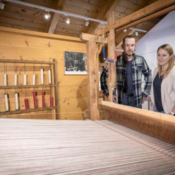 Bezoekers bekijken het weefgetouw in het Walser Museum