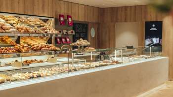Uitnodigende toonbank met een breed assortiment bakwaren en elegante presentatie
