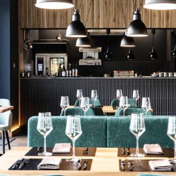 Gezellige eetkamer met ontspannen zithoek, modern meubilair en creatief muurontwerp