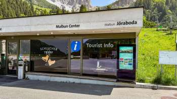 Uitzicht op het Malbun Center het bergpanorama van Liechtenstein op de achtergrond