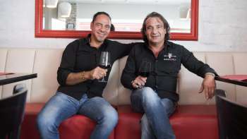 De twee gastheren van het Made in Italy restaurant in een ontspannen sfeer.