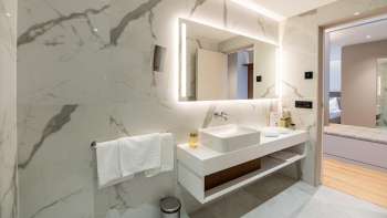 Moderne badkamer in het Alpin Royal Hotel