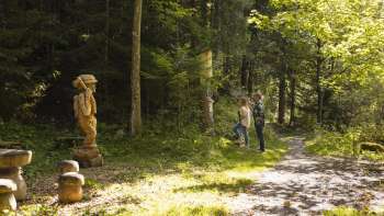 Houten figuur op het "pad van de Walser legendes"