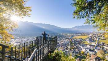 Uitkijkpunt bij Känzile in Vaduz met uitzicht over de Rijnvallei en de Alpen
