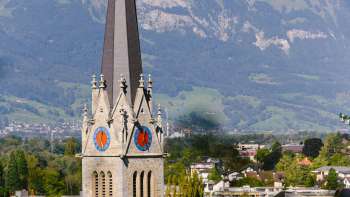 Uitzicht op de St Florin kathedraal in Vaduz met bergen op de achtergrond