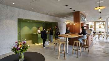 Lobby met receptie en bar in jeugdherberg Schaan/Vaduz