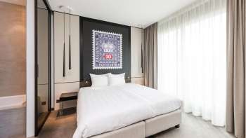 Modern ingerichte tweepersoonskamer in het b_smart hotel in Bendern
