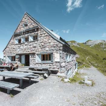 Pfälzerhütte in de Liechtensteinse Alpen, bij zonnig weer