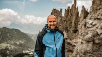 Marco Büchel wandelt in de bergen van Liechtenstein Marco Büchel geniet bij mooi weer van een wandeling in het alpine berglandschap van Liechtenstein
