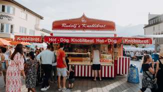 Rode foodtruck op het stadhuisplein in Vaduz