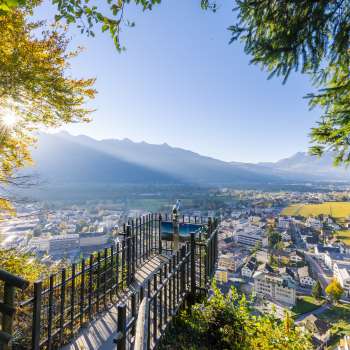 Uitzicht vanaf het terras over de zonnige Rijnvallei en de stad Vaduz.