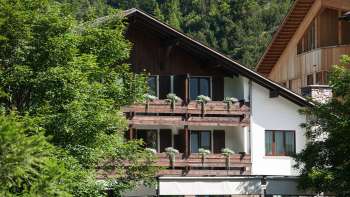 Buitenaanzicht van Hotel Falknerei Galina