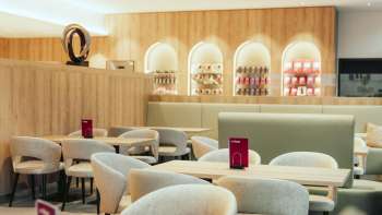 Modern café met lichtgekleurde houten elementen, stijlvolle zithoeken en een uitnodigende sfeer