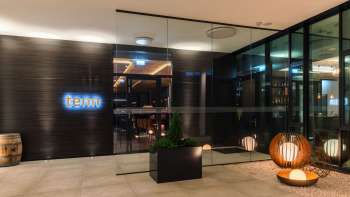 Buitenaanzicht van de bar- en restaurantlounge met moderne architectuur en stijlvolle entree.