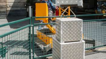 Kind speelt met een graafmachine voor de Schlucher-Treff