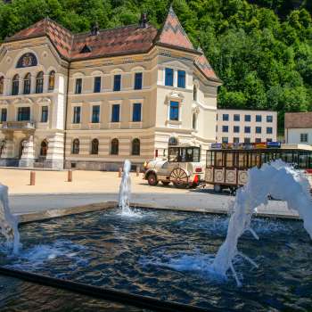 Het regeringsgebouw van Liechtenstein met fontein op de voorgrond.