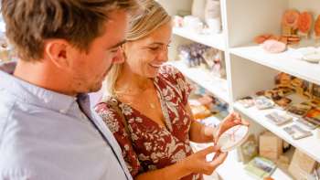 Paar onderzoeken geweldige producten uit Liechtenstein in de Hoi-Laden