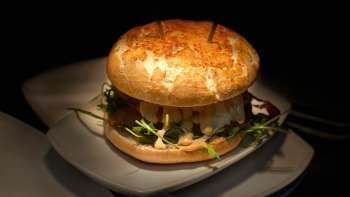 Close-up van een heerlijke hamburger in de American Diner 1950