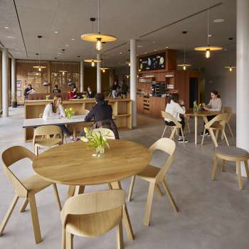 Gezellige eetkamer met houten meubels in jeugdherberg Schaan/Vaduz