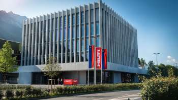 Het architectonisch indrukwekkende hoofdkantoor van Hilti in Schaan - een modern industrieel gebouw met uitzicht op de Alpen.