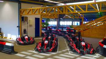 Verschillende elektrische karts staan klaar op de kartbaan van Nendeln