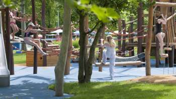  Kleurrijke tafels en stoelen in het restaurant bij het buitenzwembad van Mühleholz - ideaal om te ontspannen na het zwemmen.