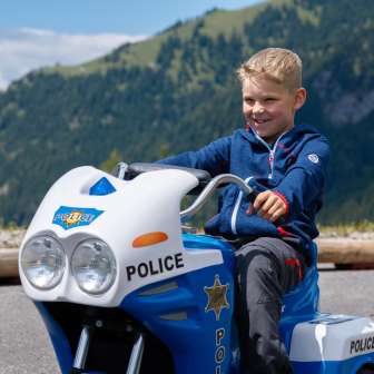 Jongen rijdt minicar
